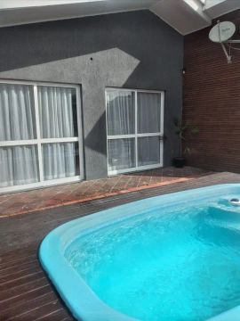Casa ampla com piscina baixa temporada confortável tranquilo bairro familiar 