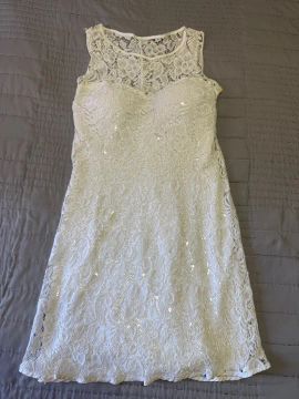 Vestido de renda branca com forro em lantejoula branca. Com bojo