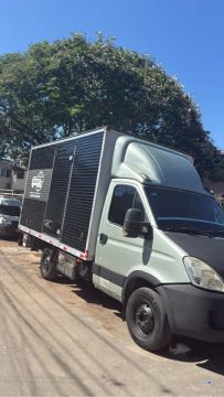 Iveco 09/10 com plataforma hidráulica 