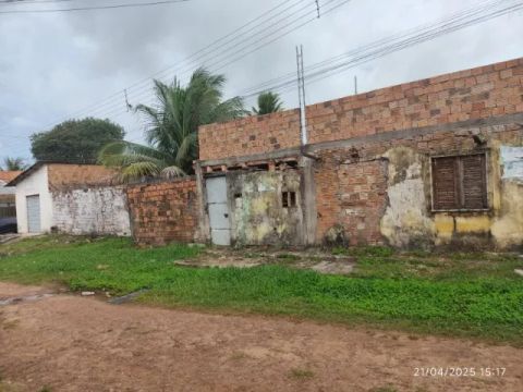 Terreno de canto com um galpão e uma pre construção. 