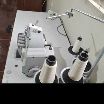 Máquina de Costura Overlock Industrial e máquina de cortar tecido