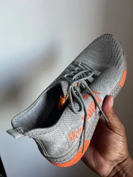 Tênis cinza com detalhes laranja