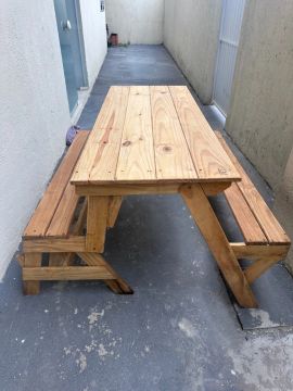 Mesa de madeira que vira banco 