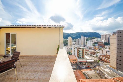 Amplo terraço e uma bela vista para o bairro São Mateus para venda