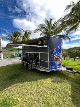 Vendo/troco trailer/carretinha para transporte de 3 cavalos com cozinha e banheiro