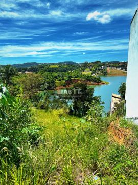 Terreno pé na água na Represa de Igaratá - SP. (Condomínio fechado)