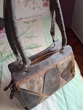 Bolsa de ombro marrom com detalhes em patchwork