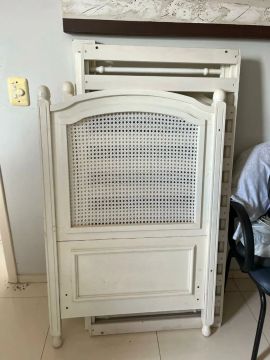 Berço de madeira branco com grade