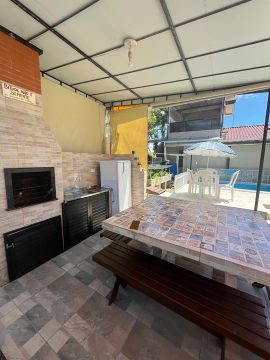 Apartamento à 150 metros do mar, ar condicionado, Wi-Fi e piscina. 