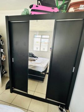 Guarda-roupa de correr preto com espelho
