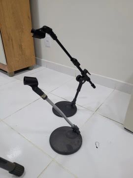 Pedestal para microfones e PA amplificador 