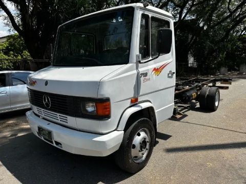 Mercedes 710 Plus 2011 3/4 no chassi Lindo carro