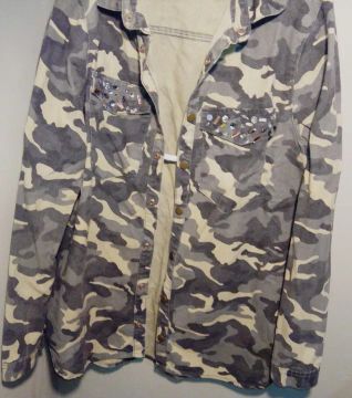 Camisa camuflada com detalhes em strass