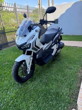 Honda ADV 2022 com apenas 9 mil km 