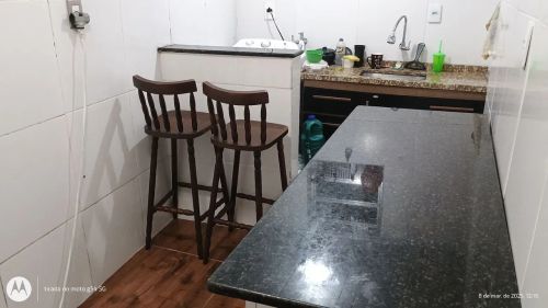 Par de Banquetas de Madeira para Cozinha