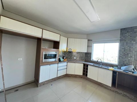Casa em Arujazinho IV: 3 Suítes e 5 Banheiros para Locação