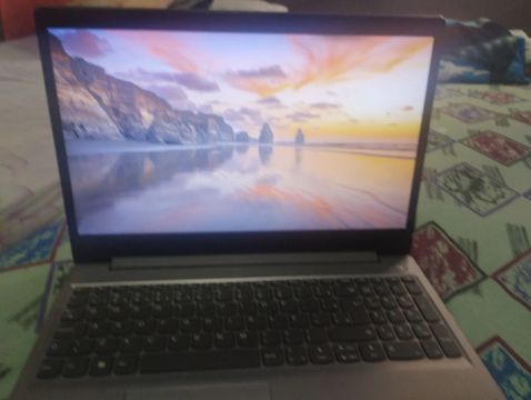 Notebook Lenovo com tela de 15.6 polegadas