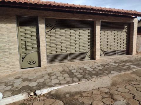 Casa com 3 cômodos , quarto,sala, cozinha e área de serviço com piscina