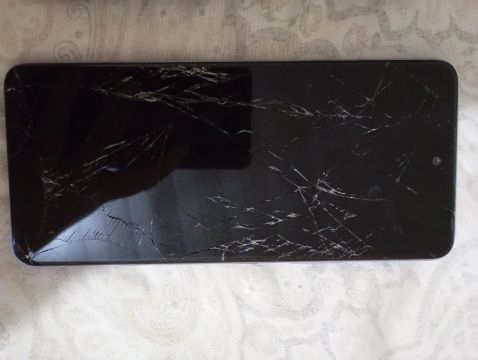 Smartphone com tela quebrada