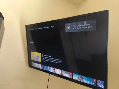 Televisão + braço articulado.