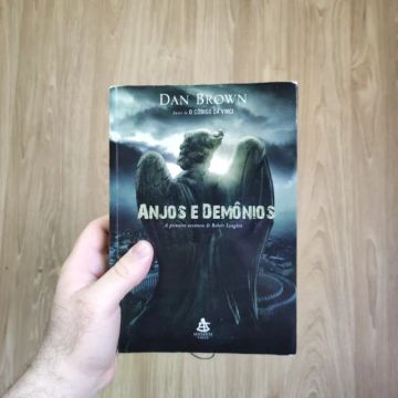 ANjos e Demônios por Dan Brown
