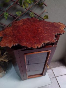 Móvel decorativo com prateleira e detalhe em madeira