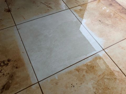 Limpa cerâmicas e porcelanato de alto brilho Remofluor