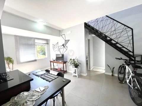 Duplex semimobiliado com terraço e vaga de garagem