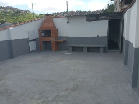 Apartamento c terraço pertinho do centro e ônibus na porta.