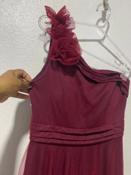 Vestido de festa vermelho com detalhe em flor