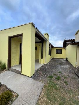 Casa de 4 dormitórios disponível para locação anual.