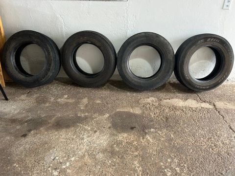 Vendo Pneus 215/ 75 R 17.5