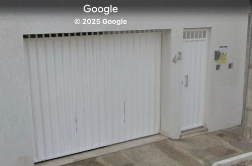 2 portões de garagem com porta social