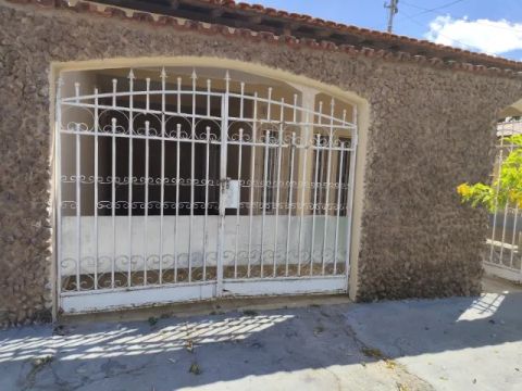 Casa ampla 4 quartos 3 banheiros R$ 1.600,00