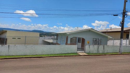 Aluga-se Casa com 3 Dormitórios  em Lages-SC. 