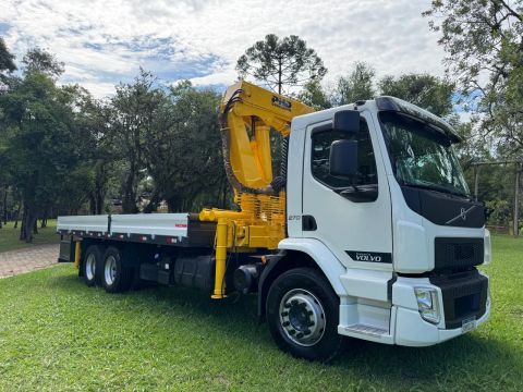Caminhão Volvo vm 270 equipado com mumck PHD 45