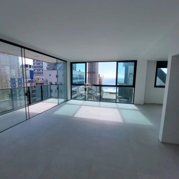 Apartamento em Meia Praia