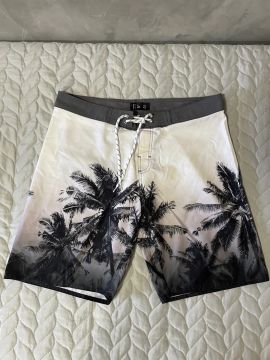Bermuda de banho preta e branca tam 42