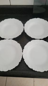 4 pratos brancos 