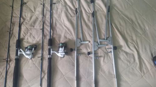 2 varas de pesca e 3 suportes de vara 