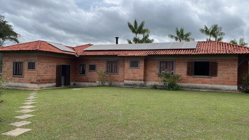 Sítio com casa e piscina em área 98.000m2