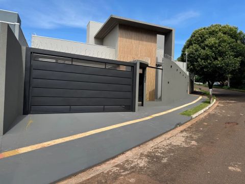 Casa Nova de Alto Padrão - 3 Suítes, Piscina e Área Gourmet - Centro