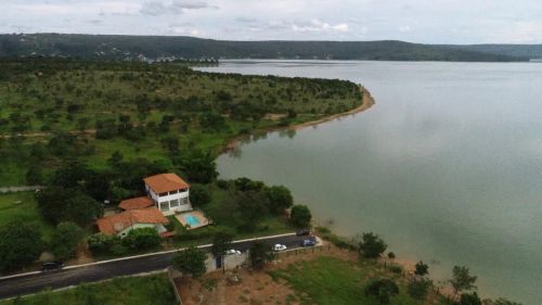 Sitio as margens da represa de três Marias 