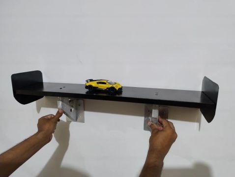Prateleira para coleção de carros em estilo spoiler