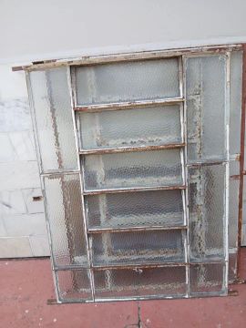 Janela de vidro com estrutura de ferro