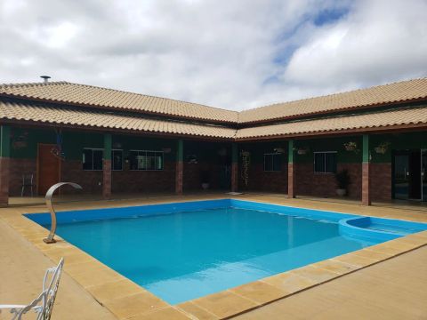 Sítio com sede, piscina e área verde