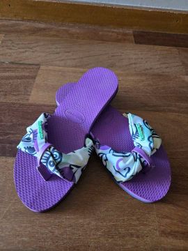 Chinelo Havaianas infantil com laço