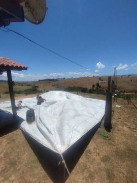 Lona muito grossa  de 100 metros quadrados . Precisa de 4 homens para levantar . 
