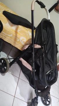 Carrinho de Bebê - Preto e bebê conforto 