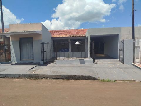 Casa com garagem e ponto comercial 